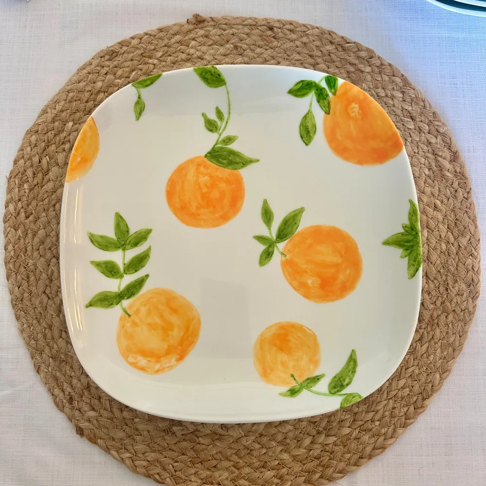 Säljer även handmålade tallrikar med fruktmotiv 🥰 Varje tallrik är unik och du kan önska både färg och motiv🌸 Säljes styckvis eller i set efter hur många du vill ha! . Muu.