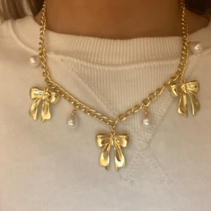 Guld halsband med rosetter - Har gjort det själv💕