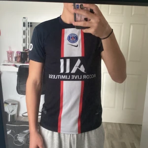 Psg fotbollströja - Tjena säljer denna jätte snygga psg fotbollströja. Mbappe nummer 7 på ryggen och tröjan har inga slitningar eller slitage alls. Är 175 och sitter väldigt bra på mig som ni ser. Storlek S.