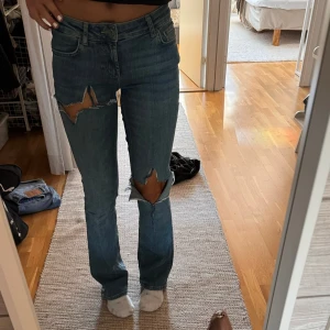Low waist bootcut - Snygga low waist jeans med hål! I gott skick💕💕