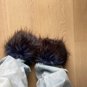 Pälstofflor - Tofflor med päls💘 storlek 40 Köpta secondhand men i väldigt fint skick! Värmer tårna så funkar fint att ha in på hösten sålänge det är torrt💗