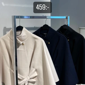 Poncho  - Säljer blair ponchon i navy från missäy. Ny med prislapp