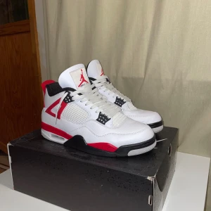 Jordan 4 Red Cement - Jordan 4 Red Cement 9/10 skick inga täcken på att dem är andvända förutom under sulan. Använd rund 10 gånger.