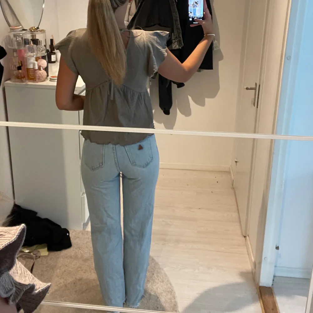 Skitsnygga abrand jeans, säljer eftersom de blivit lite små för mig men använt såå mycket😍 storlek 25 skulle säga att de är som en XS. Jeans & Byxor.