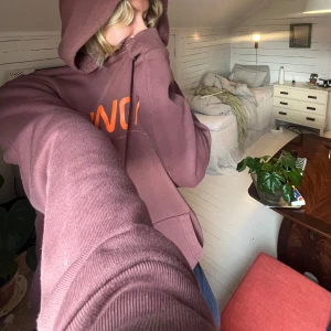 Brun Hoddie Medium - Bruk hoddie från Wesc. Använd ett par ggr köpt vintage avdelning på humana second hand.  Strl M