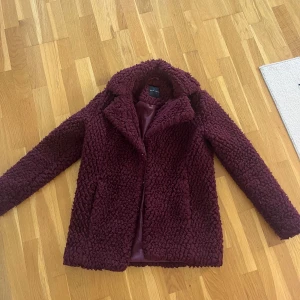 Vinröd kappa  - Super fin vinröd kapa. Den har inga defekter eller liknande 😇