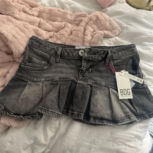 Jeanskjol - Supersöt grå jeanskjol i storlek XS med lapparna kvar! Köpte den för 550kr men passade inte mig så den är aldrig använd ❤️