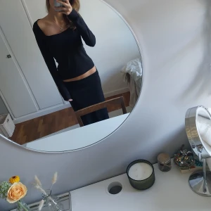 Svart långärmad topp - Säljer en stilren svart långärmad topp. Den har en tight passform och en fyrkantig halsringning som ger en elegant touch. Perfekt för både vardag och fest!