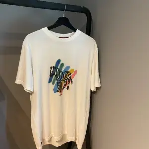 T-shirt från Paul Smith i jättefint skick. T-shirten är lite oversized och ganska lång. Hör av er vid frågor:)