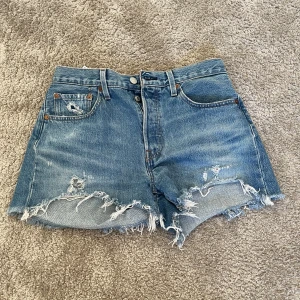 Jeansshorts - Jeansshorts från Levis som inte kommer till användning längre💕använd enstaka gång  Mått:  - midja: 40 cm