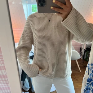 COS stickad tröja  - Super fin stickad tröja från COS som är sparsamt använd! Perfekt till hösten 💕 nypris låg runt 800-900kr 