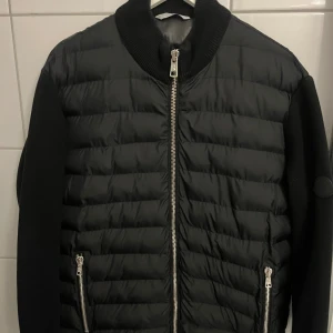 Moncler cardigan utan luva  - Jätte bra skick bara att den är för stor för mig den är storlek Large. Jag har andvänt den 2 gånger.