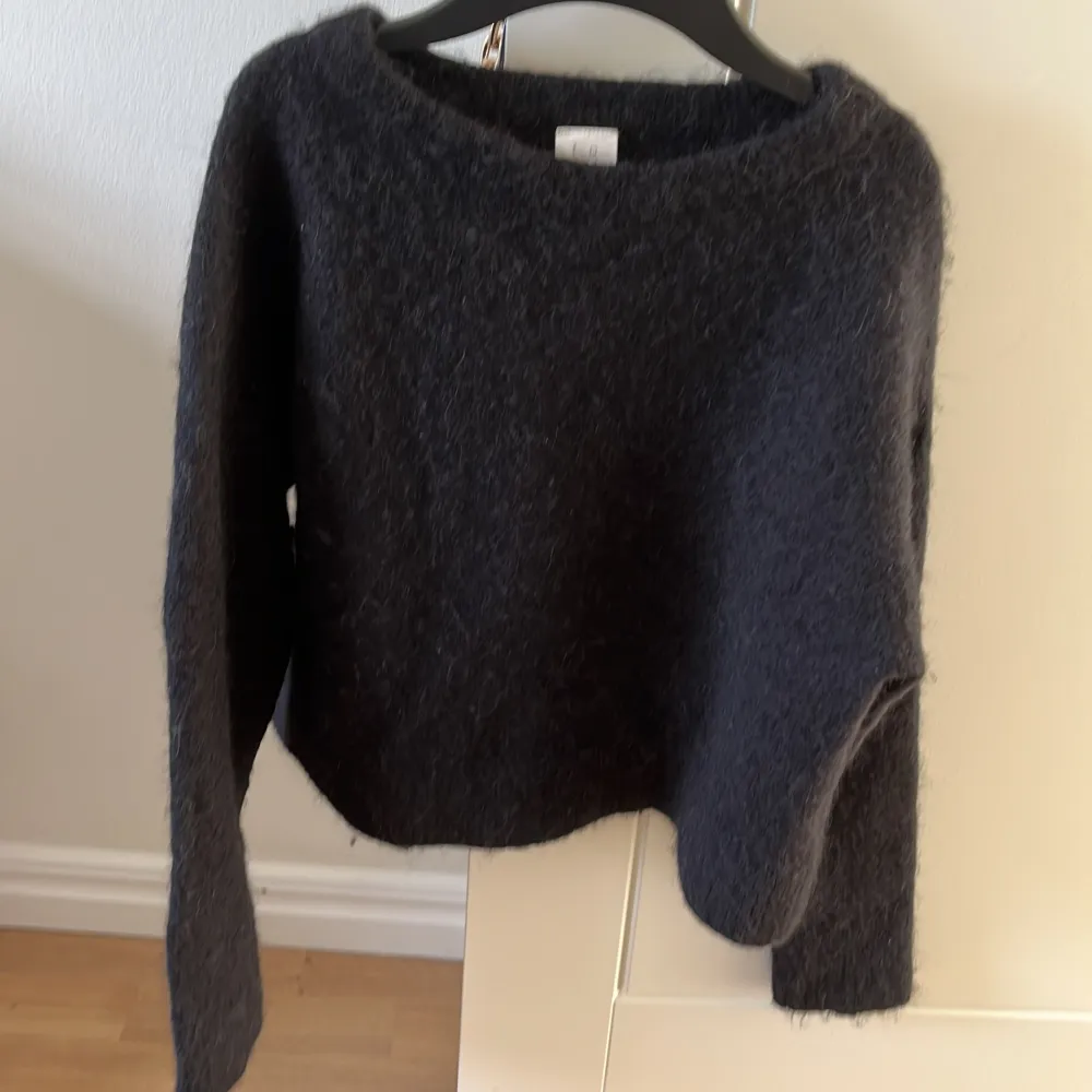 Säljer en supermysig mörkgrå tröja från C.W. i storlek M men har krympt i tvätten vilket gör att jag skulle säga att den är i stolek xs. Den är gjord av ull och är perfekt för kalla dagar. Tröjan har en enkel design med långa ärmar och en normal passform. Perfekt för både höst och vinter! Nypris:500kr. Neuletakit & Villapaidat.