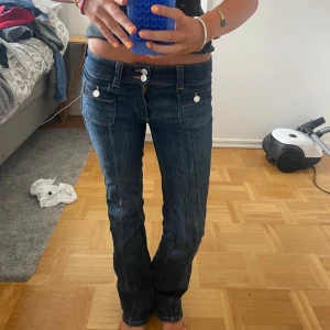 Utsvängda jeans - Super snygga jeans i en så fin färg, prefekt till hösten