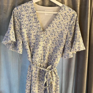 En fin blå klänning  - En klänning som ja använt bara 2 ggr, jättefin till sommaren✨