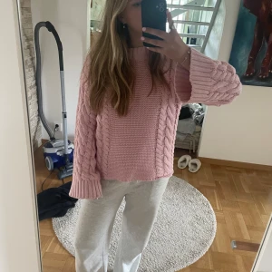 Stickad tröja från gina  - Stickad tröja från gina i bra skick och som inte går att köpa på deras hemsida längre💕.