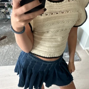 Hm topp med prislappen kvar!! - Säljer denna oanvända hm topp med prislappen kvar!!! Den är sjukt fin och perfekt som festtopp eller till sommaren! Den var även helt slutsåld förut! Jag säljer den på grund av att jag har en liknande och har inte riktigt plats för fler toppar!💞 