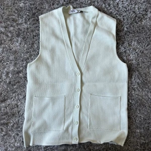 Zara väst  - Säljer en ljusgrön zara väst i storlek S som är använd ett fåtal gånger.