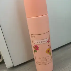 Säljer en fräsch och fruktig hår- och kroppsspray med doften Peach Bouquet. Flaskan är i en snygg persikofärg med blommiga detaljer. Perfekt för att fräscha upp sig under dagen med en söt och blommig doft. Innehåller 150 ml och är vegansk. Perfekt för vår och sommar!