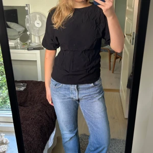 Svart topp - Svart topp eller blus från & other stories kortärmad 