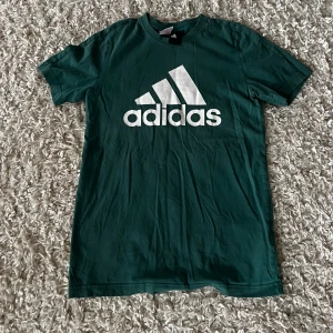 Adidas t-shirt stl 164 - T-shirt av märket adidas. I gott skick. Stl 164. 