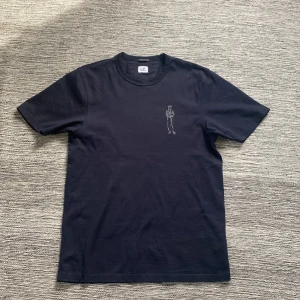 Cp company t-shirt - Helt nästan ny cp company t-shirt säljer för den är förstor och vill lägga mina pengar på annat! Pris kan diskuteras!