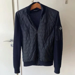 J Lindeberg Cardigan  - Tja! Säljer denna j lindeberg cardiganen då den inte används, Bra skick lite nopprig men inget speciellt. Tar byten.