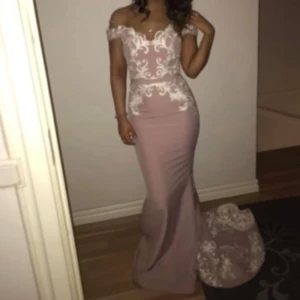 Fest klänning  - Pris 1000 kan gå ner i pris storlek xs 