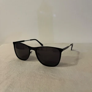 Solglasögon - Svarta solglasögon 