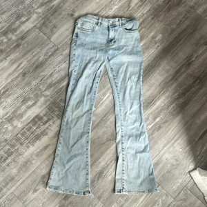 Ljusblå low waist jeans - Säljer nu dessa low waist jeans ifrån bik bok då dem inte längre passar💖💖Dem är i helt nyskick använda Max 3 gånger! storleken är waist s och längd 31. nypris är 700 och säljer för 300, kom privat för funderingar💞💞