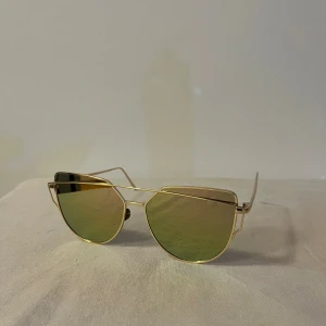 Solglasögon  - Gul/rosa glas och guld ram