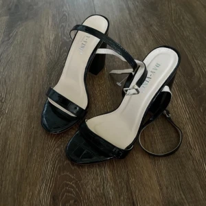 Klackskor  - Klackskor i fejk ormskinn. Endast testade, storlek 36.  Obs har ej fler bilder pg av flyttprocess 