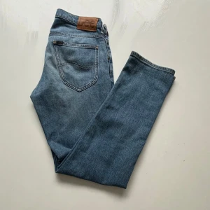 Lee jeans - Lee jeans i rak modell. Midja 30, Längd 32. Skick 9/10. Modell 182cm