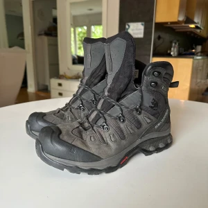 Salomon Quest 4D gtx - Ett par rejäla vandringskängor från Salomon. Förmodligen den bästa vandringskängan jag någonsin haft. Dessa har bland annat tagit mig till toppen av Kebnekaise⛰️🥾  Kan fraktas på köparens bekostnad eller upphämtas i Västerås.