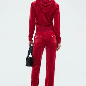 Röd juicydress xxs - En röd juicydress i nyskick. Byxor i storlek xxs och tröja i storlek xs.  Första bilden är lånad