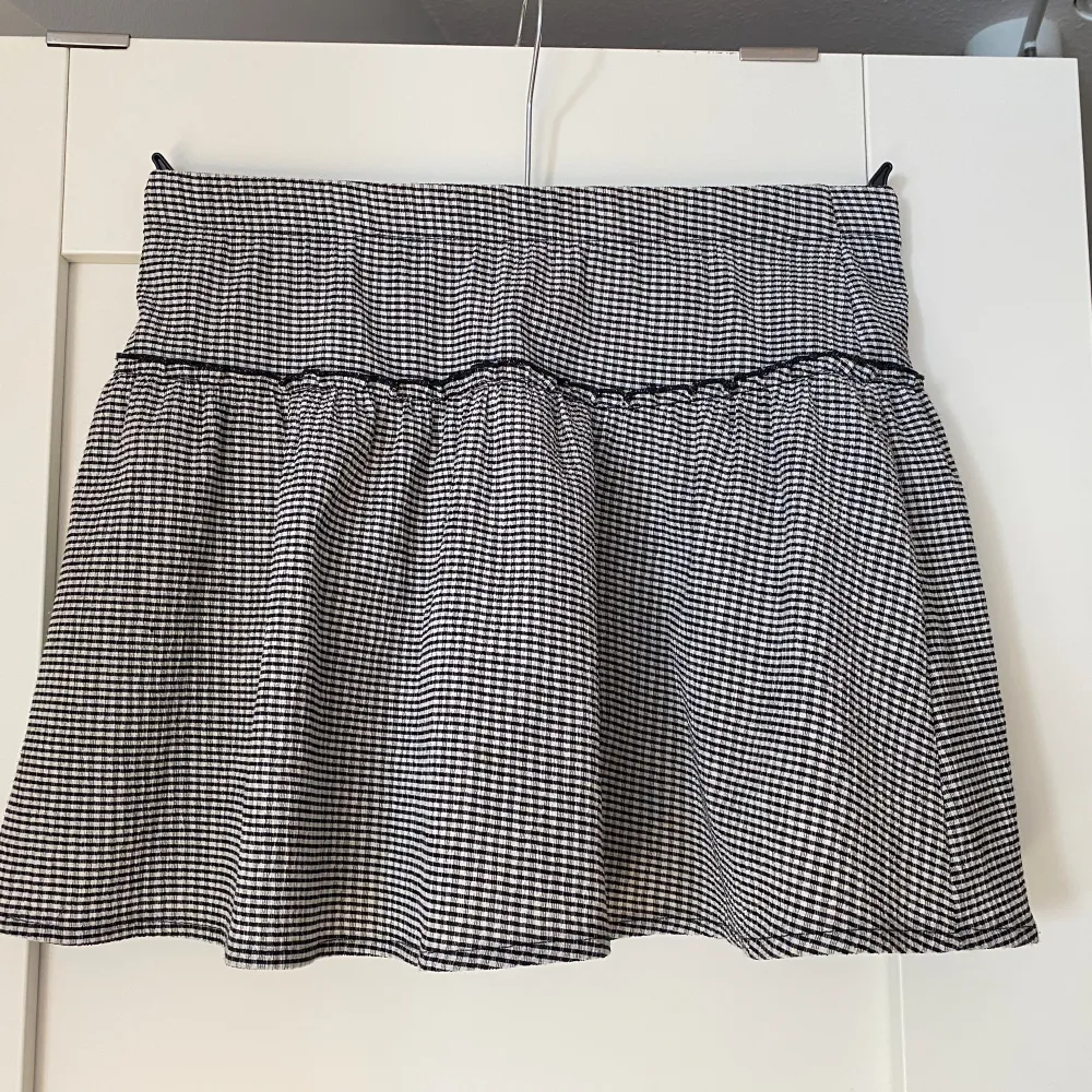 Mini kjol från zara. Så snygg från barn avdelning men passar xs-s. Har shorts inne som inte syns.. Kjolar.