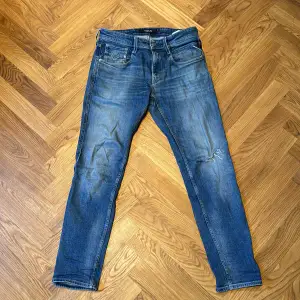 Ett par blås feta replay jeans i storlek 30/30 i modell Anbass. Jeansen är inte använda så mycket, ända defekten som finns är hålet på knät som man ser på bilden. Org pris 1600kr Skriv vid funderingar! De har en fin urtvättning och sitter grymt. 