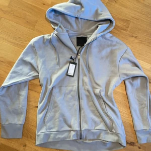 Grå kofta - Säljer denna snygga gråa kofta från lager 157! Aldrig använd då den har kvar prislappen. Nypris 150kr Storlek XS. 