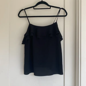 Volang linne svart - Volang linne svart från Gina tricot. Stl 34