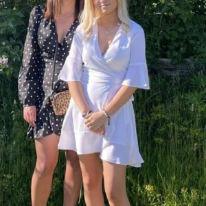 Klänning  - Vit klänning från Bubbleroom. Strl 34. Använd en gång på en skolavslutning för ett par år sedan. Fint skick. 