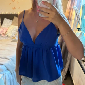 Blå topp - Fin klarblå 💙topp i fint skick. Från Bik Bok, har en dragkedja i sidan och justerbara axelband.