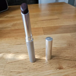 Clinique Almost Lipstick Black Honey - Jag säljer 1st Clinique Almost Lipsstick i den populära färgen Black Honey. Endast swatchat.