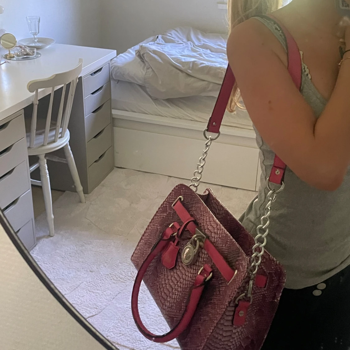 Rosa axelväska med ormskinnsmönster - 90