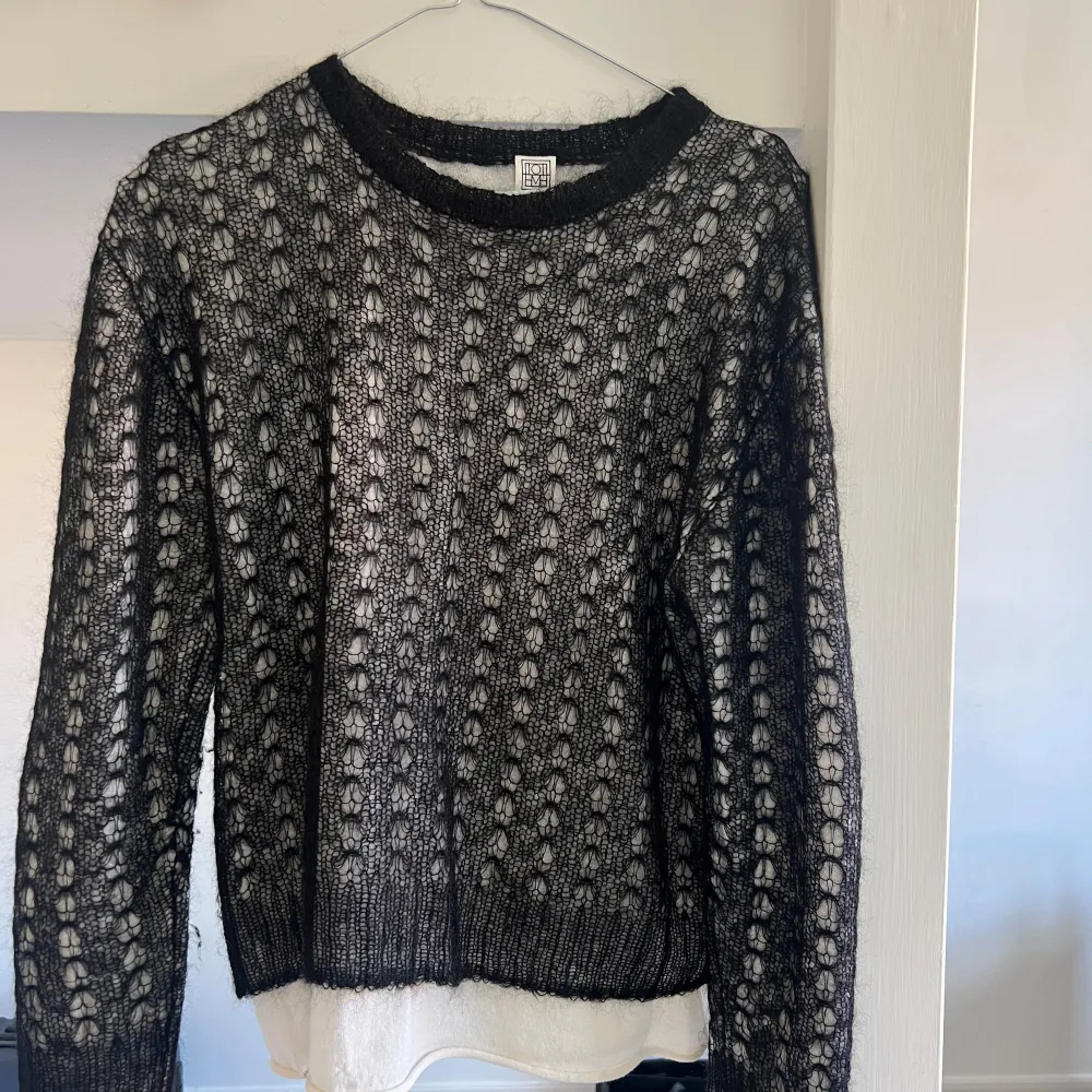 Toteme stickad tröja i ull och mohair. Jättebra skick! Knappt använd storlek m men passar också s skulle jag säga. Inköpt för 5000. Neuleet.