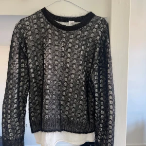 Toteme stickad tröja - Toteme stickad tröja i ull och mohair. Jättebra skick! Knappt använd storlek m men passar också s skulle jag säga. Inköpt för 5000