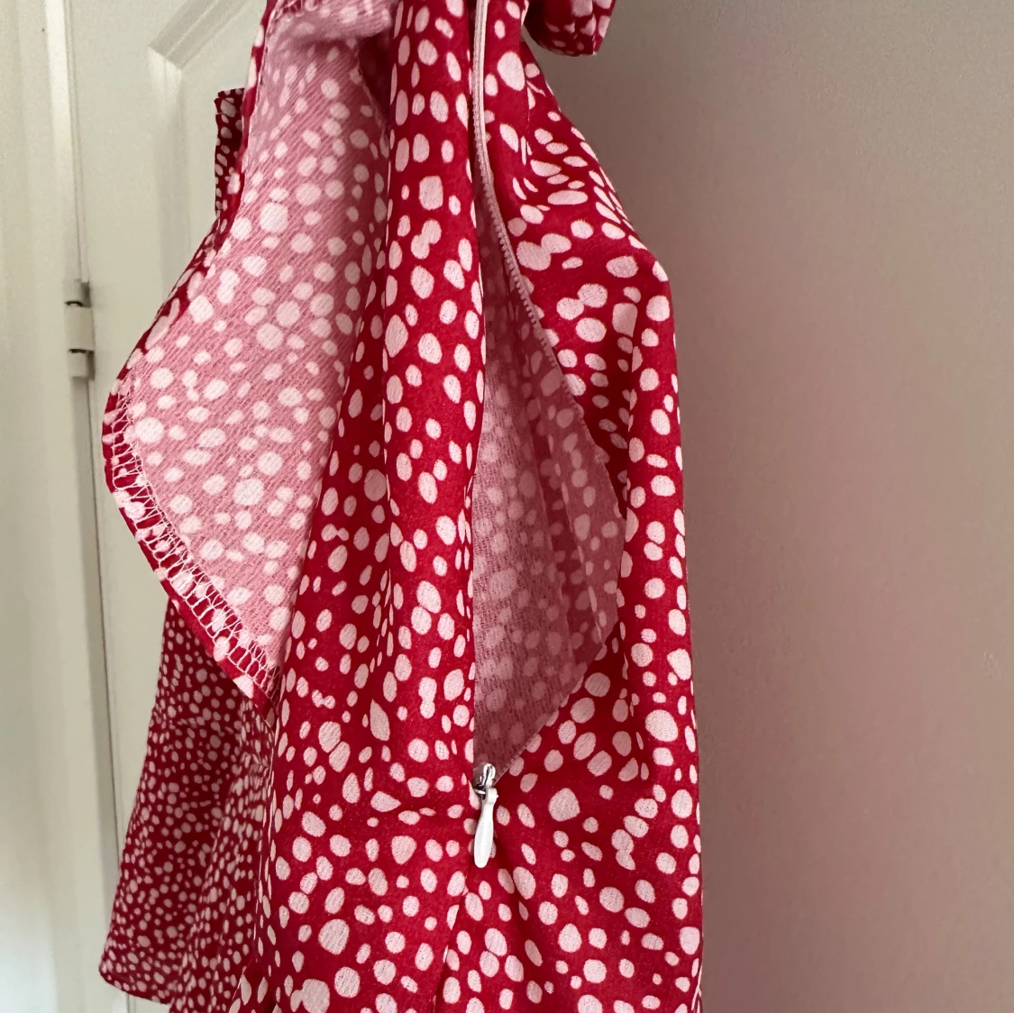 Röd prickig omlottkjol - 90
