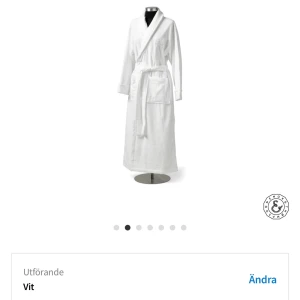 Badrock vit  - Aldrig använd, har prislapp kvar. Kostar 999kr nypris. Storleken S/M