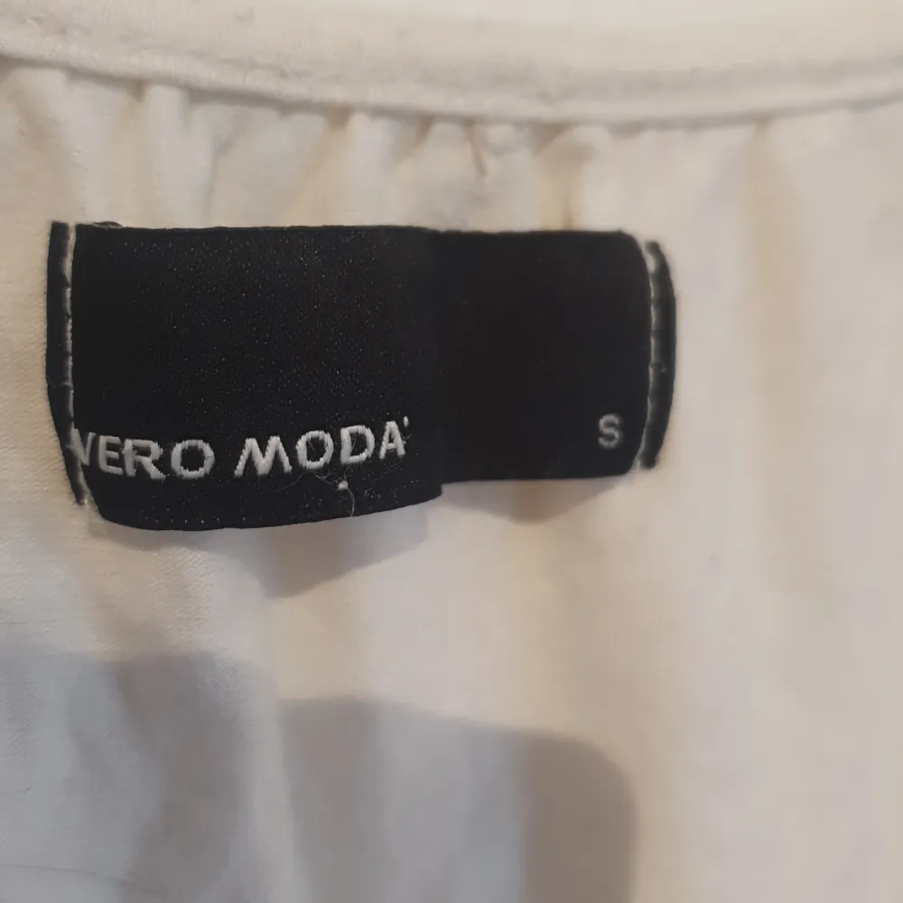 En vit topp från Vero Moda. Toppar.