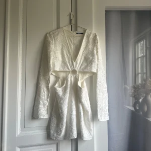 Klänning  - Klänning i storlek 42, använd men i fint skick. Klippt bort banden i midjan, se andra bilden. 