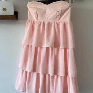 Volang klänning  - Säljer en volang klänning precis som på första bilden fast mer korall färgad hade inte själv en bild på hela klänningen så första bilden är lånad!! Kom privat för egna bilder 